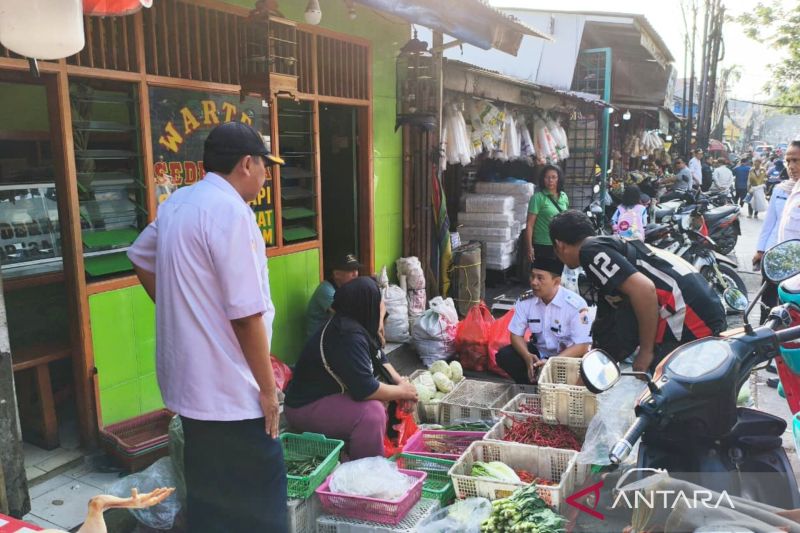Pemkot Jaktim tertibkan pedagang di bahu jalan Pasar Ciracas