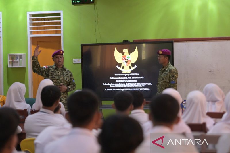 Korps Marinir di Sebatik peringati hari anak lewat mengajar di sekolah