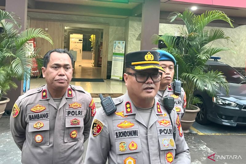 Alphard terobos lampu merah, polisi mediasi pengemudi dan sekuriti