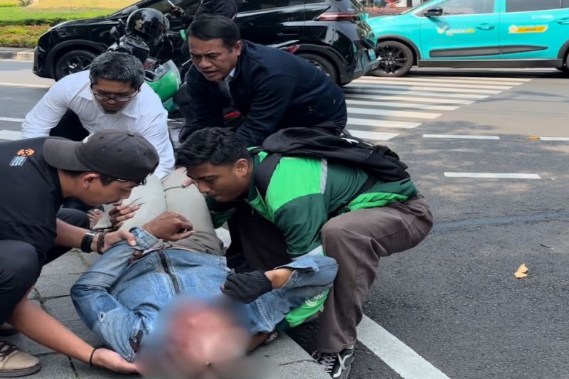 Mentan sigap bantu korban kecelakaan saat menuju Ratas dengan Presiden