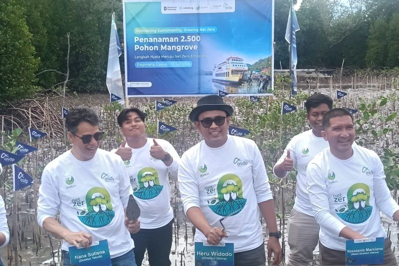 ASDP tanam 2.500 mangrove di pesisir pantai Sulawesi Tengah