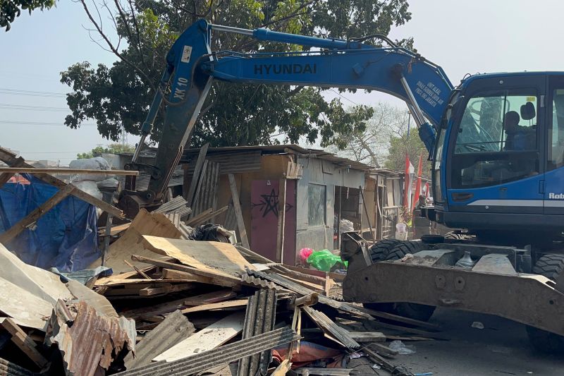 Kembalikan fungsi jalan Cengkareng Drain, Pemkot bongkar 15 bangunan liar