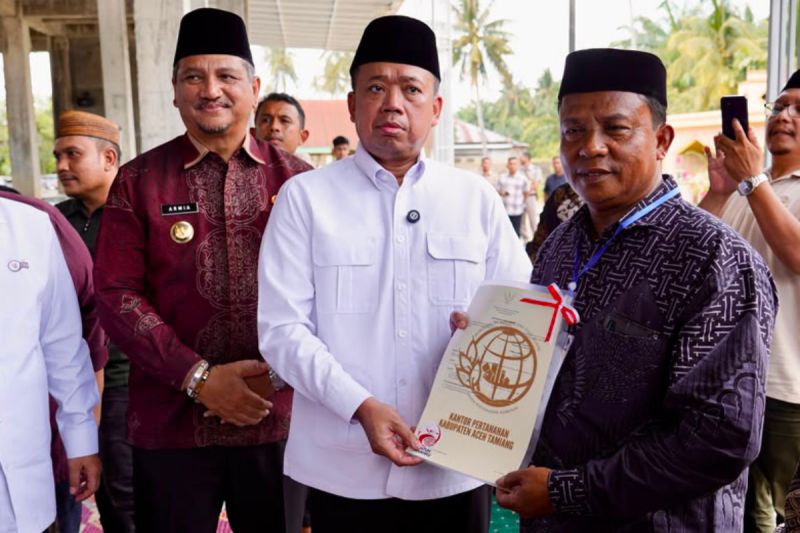 Nusron serahkan sertifikat wakaf dan bantuan untuk Masjid di Aceh
