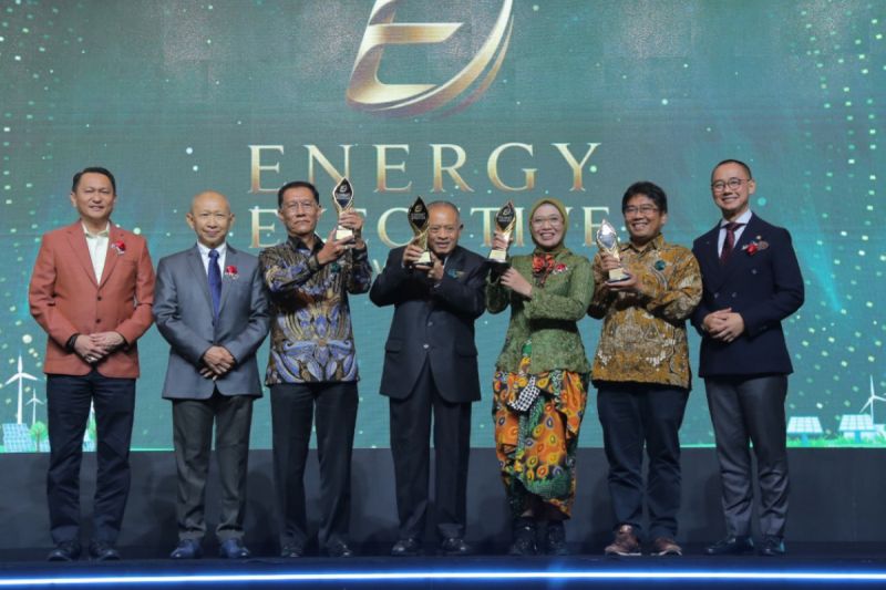 Listrik Indonesia berikan penghargaan kepada lima tokoh berpengaruh