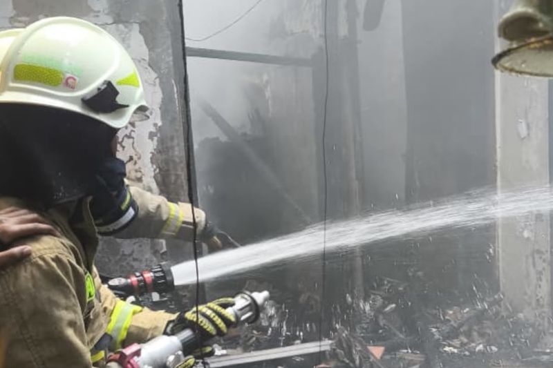 Akibat korsleting listrik, sebuah rumah di Koja hangus terbakar