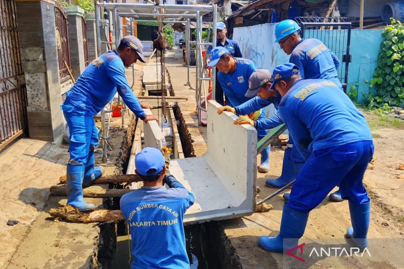 Cegah banjir, Sudin SDA Jaktim optimalkan fungsi saluran di Ciracas