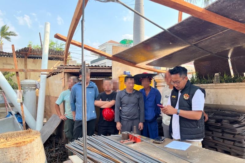 imigrasi-jakut-tangkap-10-wna-china-yang-jadi-buruh-bangunan