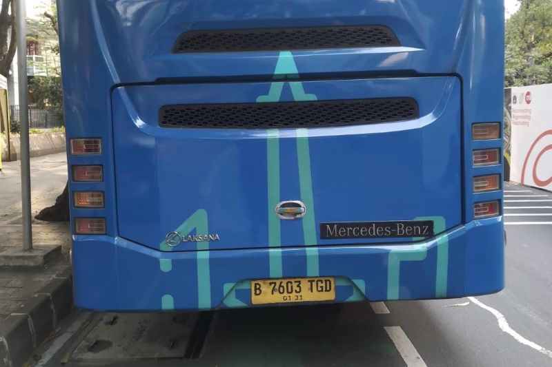 Pemotor terlindas Transjakarta usai gagal menyalip di Sudirman
