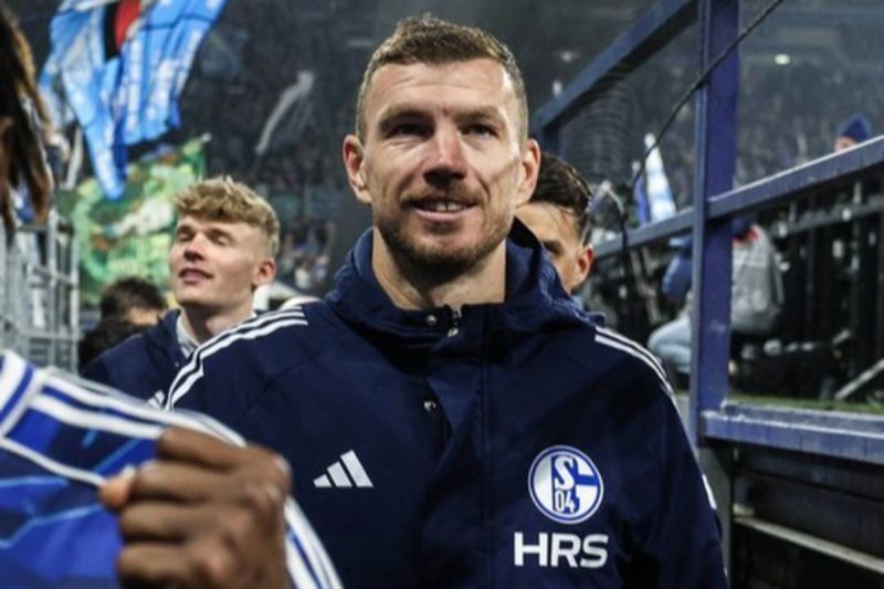 Penyerang veteran Edin Dzeko akan perpanjangan kontrak dengan Schalke