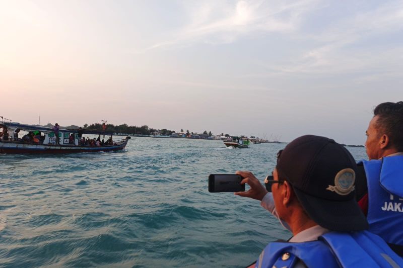 40 penumpang dievakuasi dari kapal mati mesin di Pulau Pari