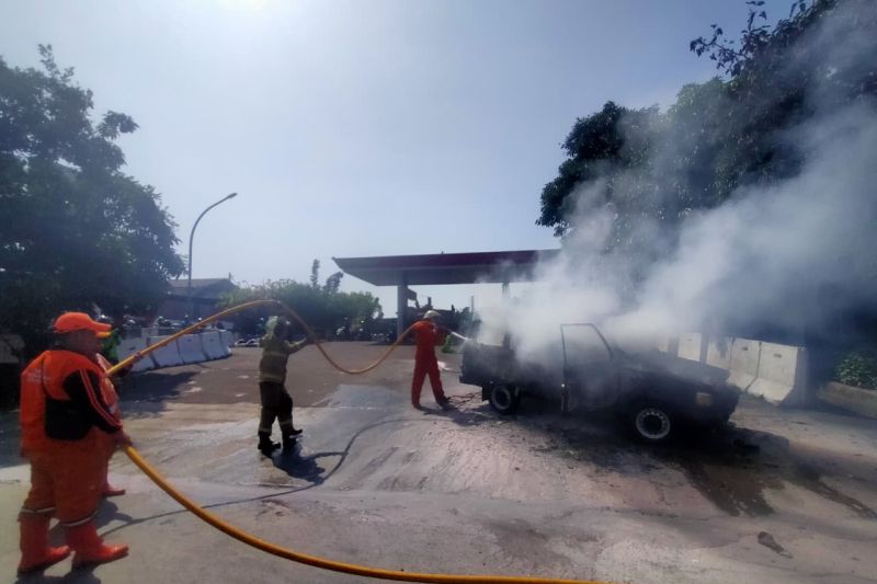 Mobil terbakar usai isi bahan bakar di Jaksel