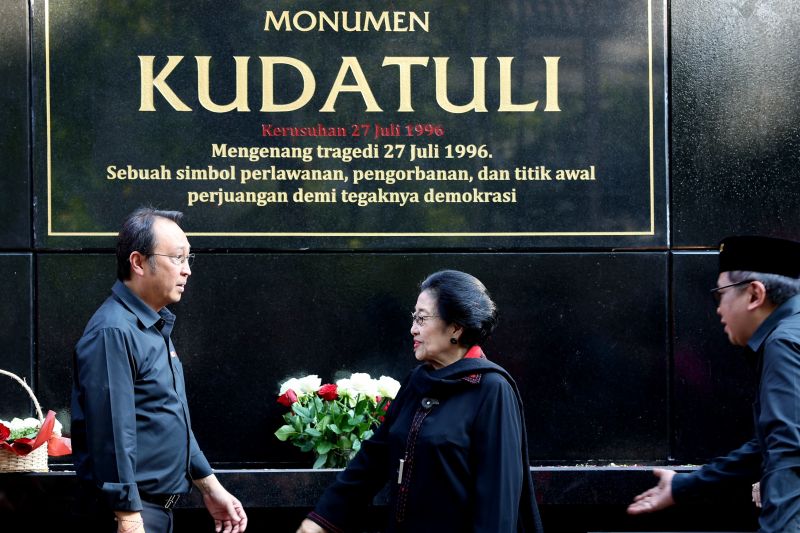 Megawati tabur bunga usai resmikan Monumen Kudatuli