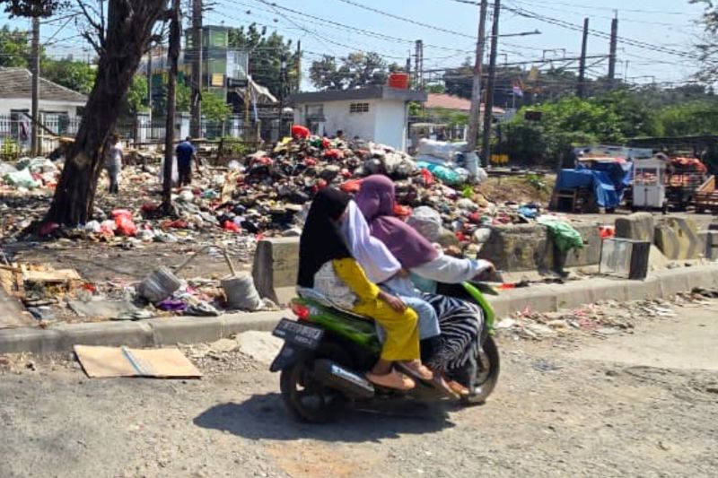 LH Jaksel tangani tumpukan sampah di pinggir rel Stasiun Pasar Minggu