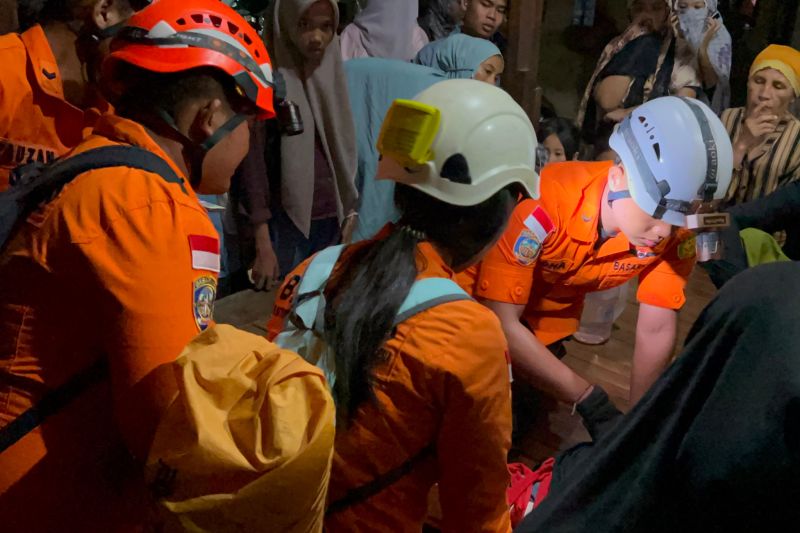 SAR Mataram selamatkan wisatawan cidera di air terjun Lombok Barat
