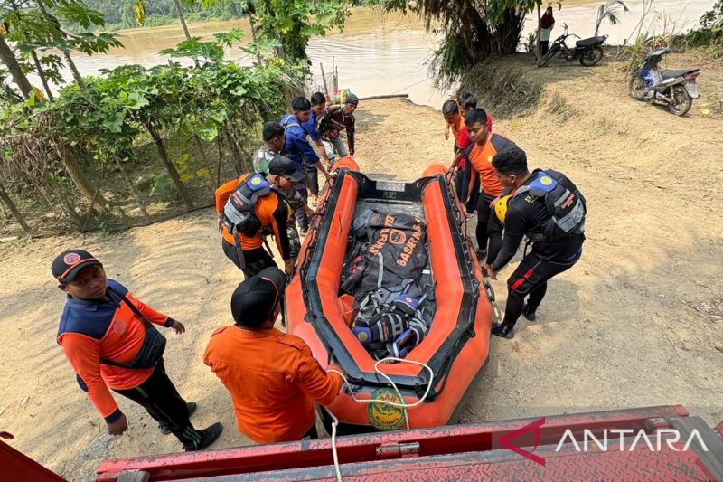 Diduga supir lelah, mobil travel terjun ke Sungai Batanghari