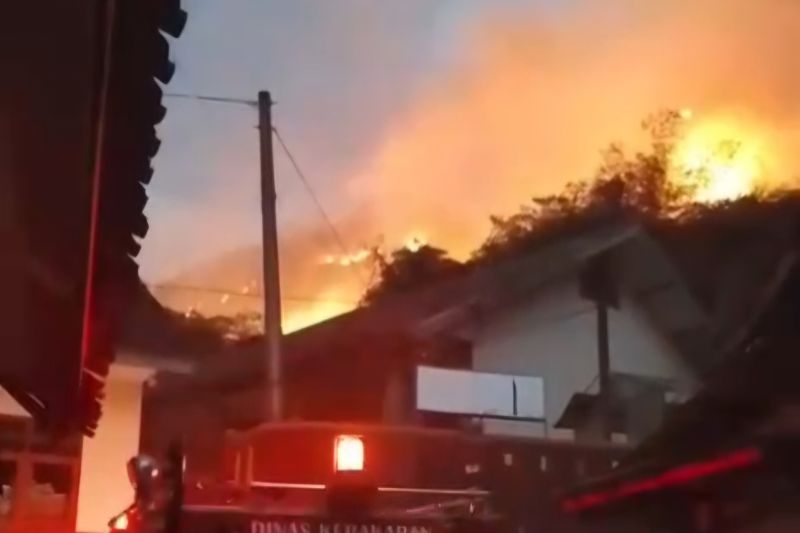 Enam unit Disdamkar Bandung berhasil padamkan kebakaran lahan
