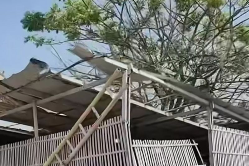 Angin kencang terbangkan atap lapak usaha warga di Cengkareng