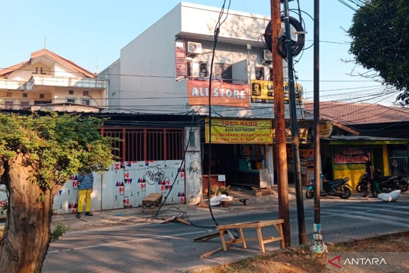 Kabel listrik putus imbas tertabrak truk di Kembangan Utara, Jakbar