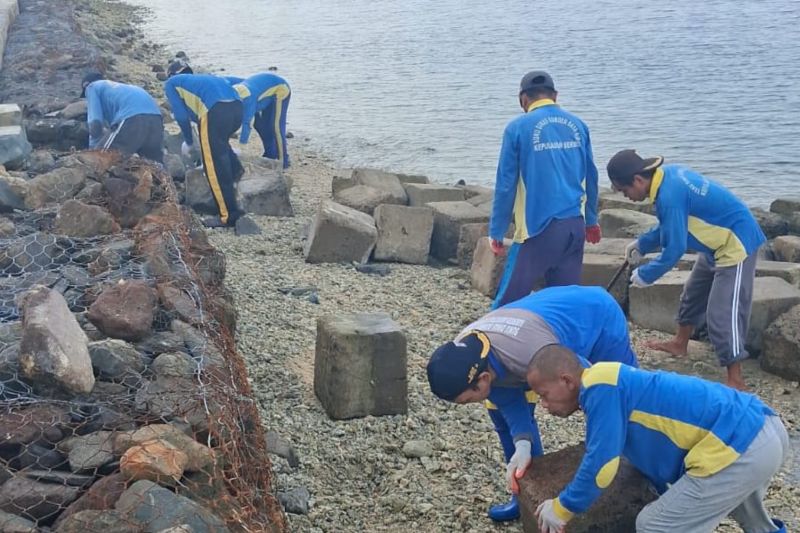 Pemkab Kepulauan Seribu perbaiki tanggul roboh di Pulau Sabira