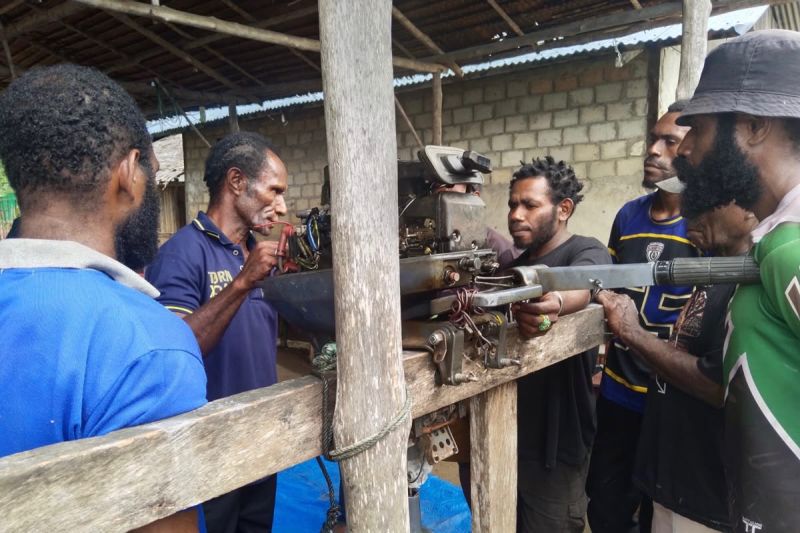 Nelayan Inanwatan dilatih rawat mesin tempel demi efisiensi melaut