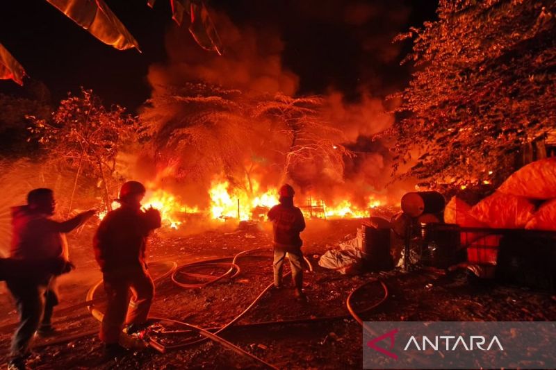 Gulkarmat Jaksel padamkan kebakaran lapak pemulung di Cilandak