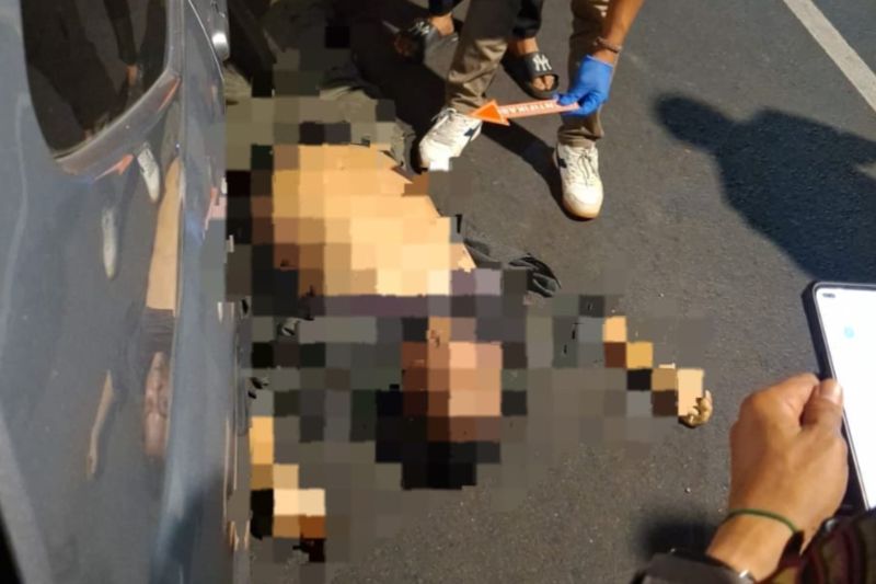 Polisi evakuasi sopir taksi daring yang tergeletak di Kebayoran Baru
