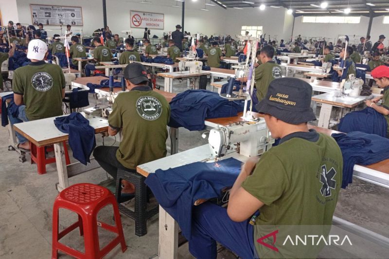 Deru mesin jahit di Nusakambangan ubah jalan hidup warga binaan