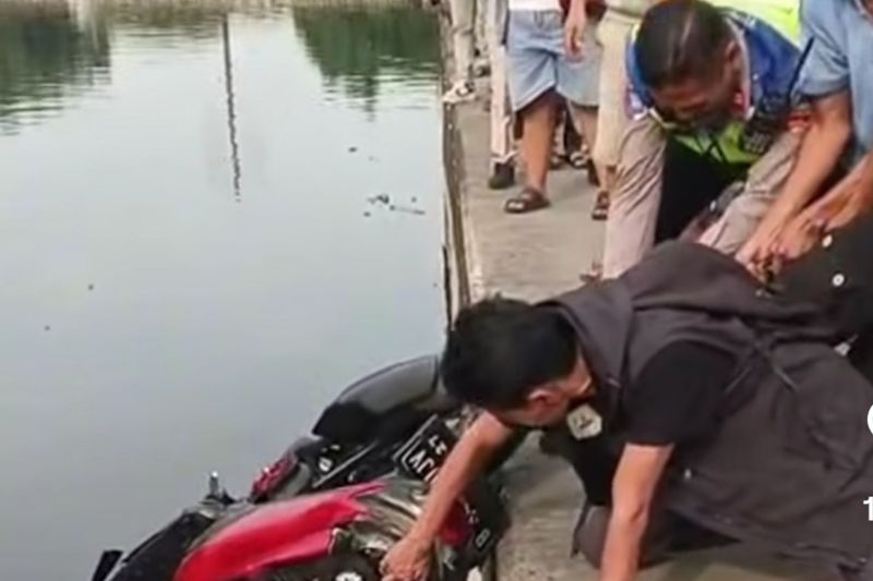 Hilang kendali, pemotor di Cengkareng tercebur ke kali hingga terluka