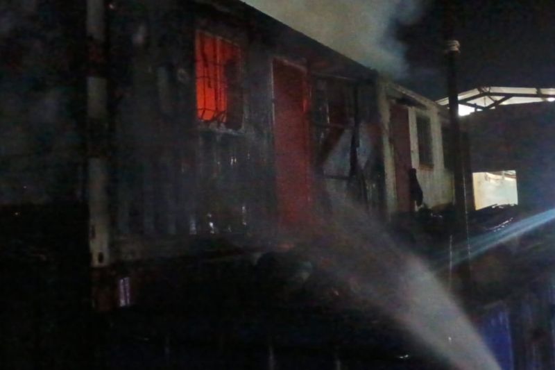 Gulkarmat padamkan kebakaran kantor di Penjaringan Jakut