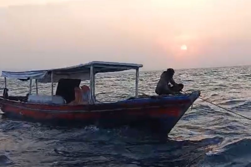 Gulkarmat evakuasi kapal nelayan yang mati mesin di Pulau Tidung