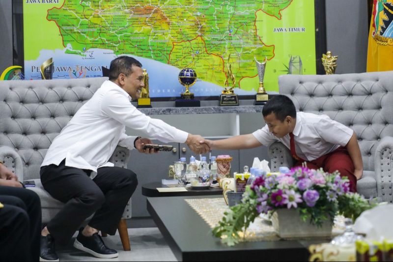 Pemprov Jateng hadiahi siswa SD penemu celah keamanan NASA laptop
