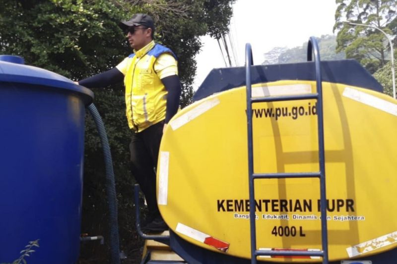 pu-salurkan-air-bersih-bagi-warga-terdampak-kekeringan-di-cimahi
