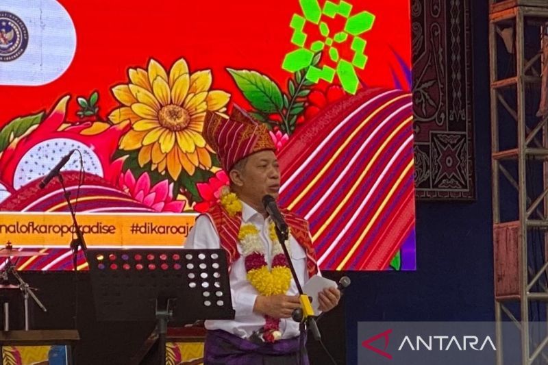 menkop-komitmen-dorong-festival-bunga-dan-buah-karo-go-internasional