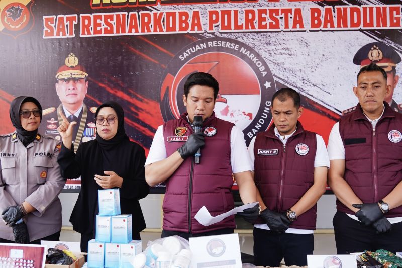 Polresta Bandung bongkar aktivitas di rumah yang simpan 784.500 butir obat keras