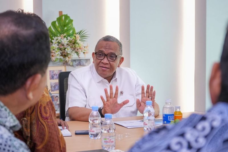 wamenaker-industri-harus-buka-peluang-kerja-bagi-warga-lokal