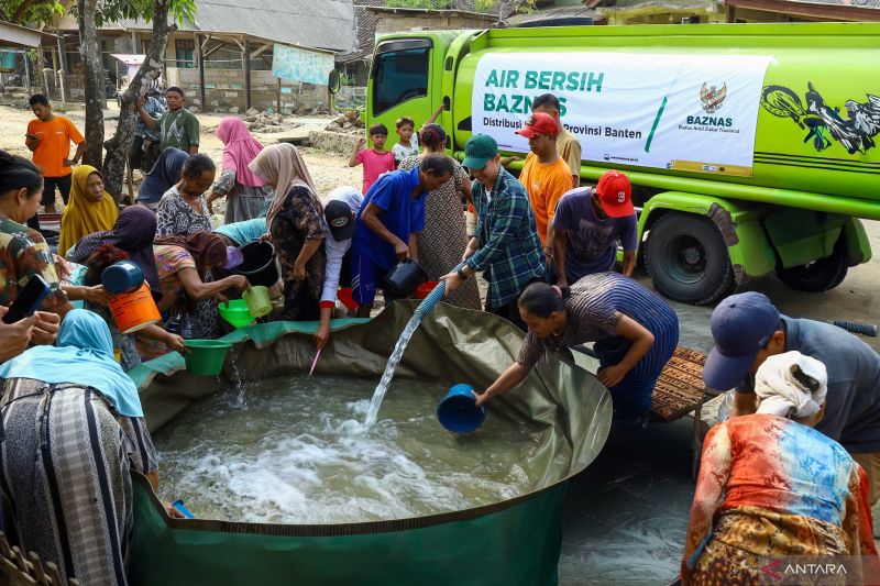 Baznas salurkan air bersih untuk warga hadapi kekeringan di Pandeglang