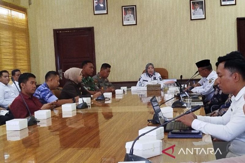 pemkab-kobar-pertamina-bahas-solusi-antrean-panjang-pengisian-bbm