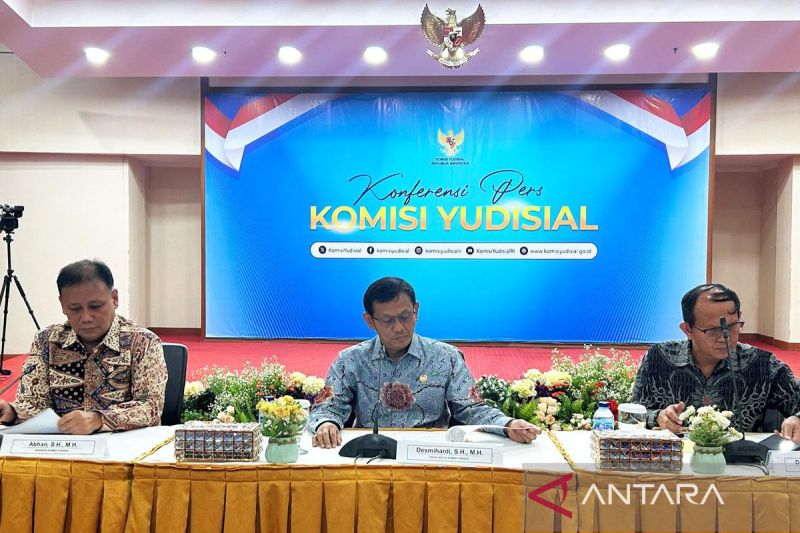 Hukum kemarin, hakim dijatuhi sanksi hingga pilot jadi kurir ekstasi