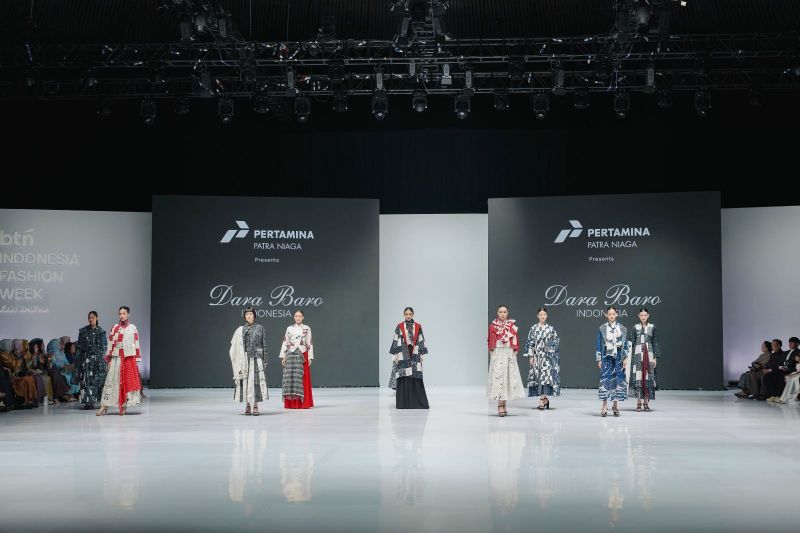 pertamina-patra-niaga-bawa-11-umkm-binaan-di-indonesia-fashion-week