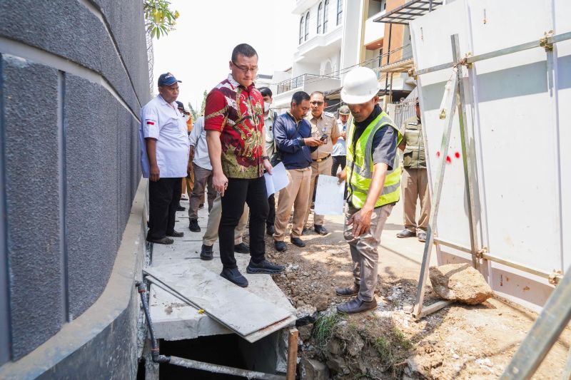 Legislator tinjau pembangunan saluran air di Kebon Jeruk Jakbar