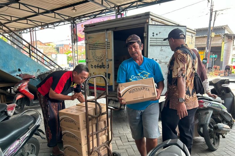 perum-bulog-surabaya-salurkan-194-ribu-liter-minyakita-ke-pasar