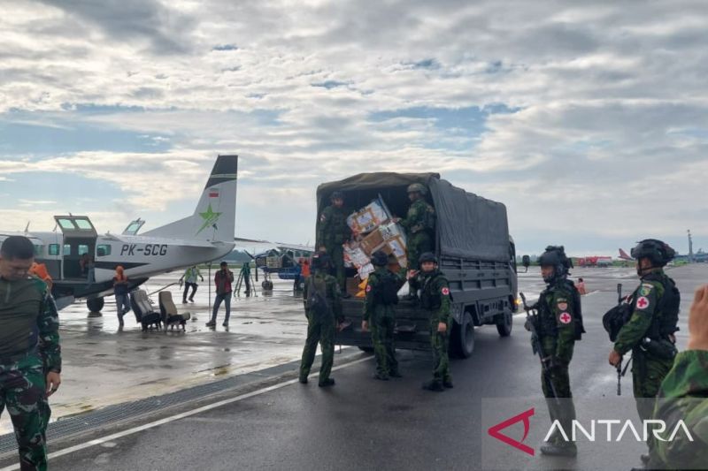 TNI kirim 2 ton bahan pokok untuk warga tiga distrik Kabupaten Puncak
