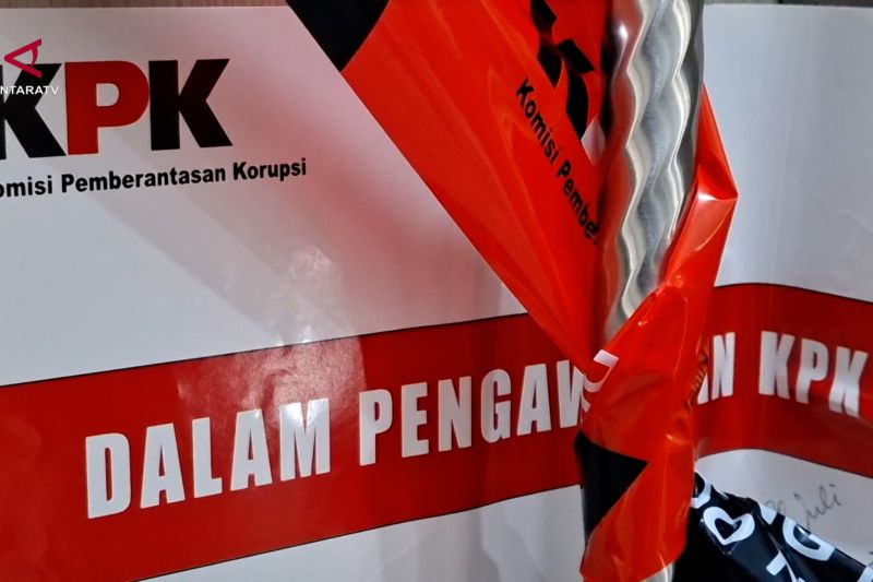 Diperiksa 11 jam usai kena OTT, Bupati Lombok Barat dibawa ke KPK