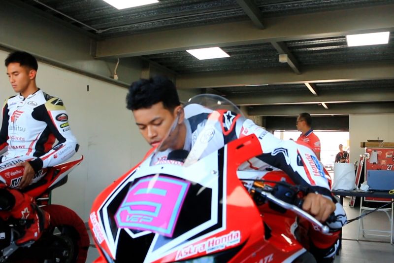 Pembalap nasional MotoGP, Veda dan Mario latihan bersama di Mandalika