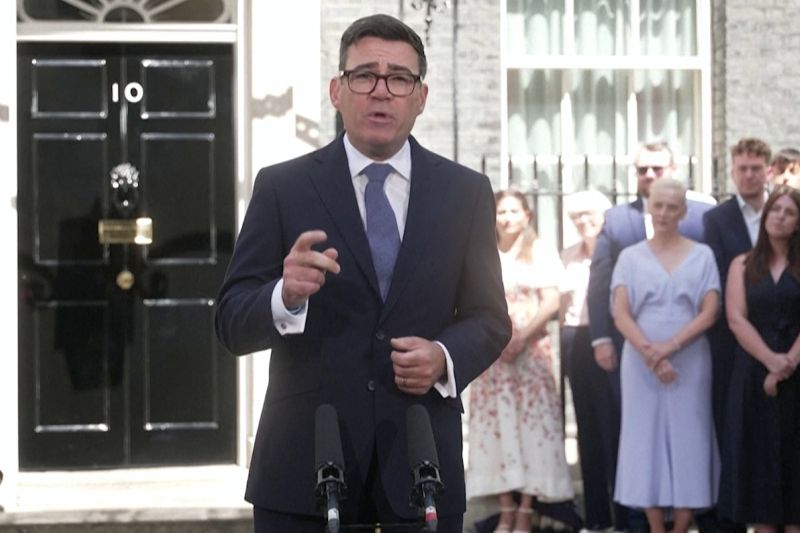 Andy Burnham gelar rapat kabinet setelah terpilih jadi PM Inggris