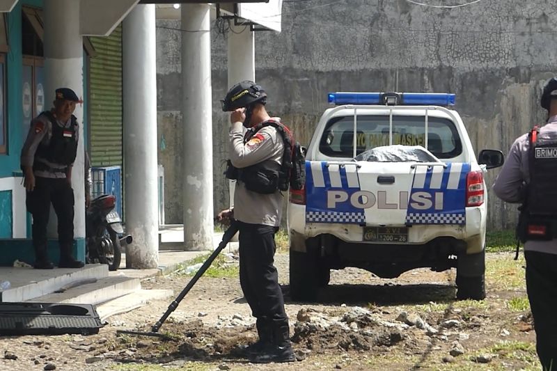 Polisi evakuasi benda diduga bom peninggalan Perang Dunia II di Ambon