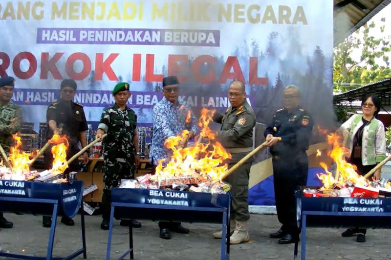 Bea Cukai dengan Satpol PP musnahkan rokok ilegal dan minuman alkohol
