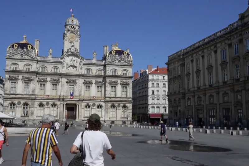 Wisatawan tetap padati Kota Lyon Prancis meski suhu panas menyengat