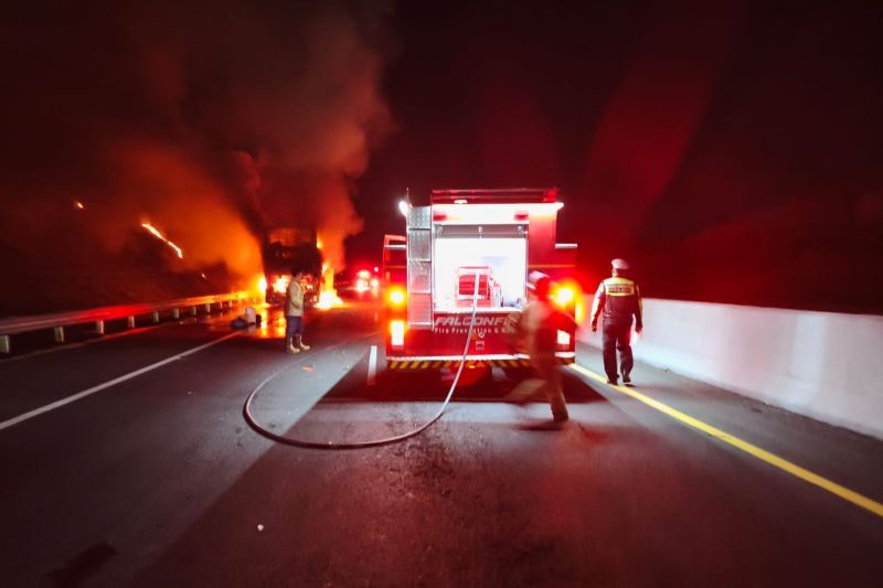 Petugas tangani bus Gunung Harta terbakar di Jalan Tol Madiun-Nganjuk