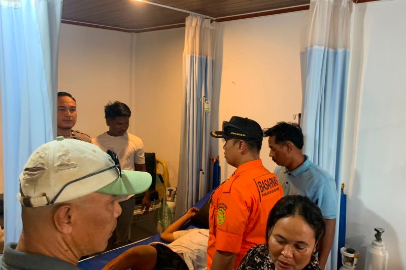 Tim SAR evakuasi wisatawan yang jatuh selfie di pantai Lombok Tengah
